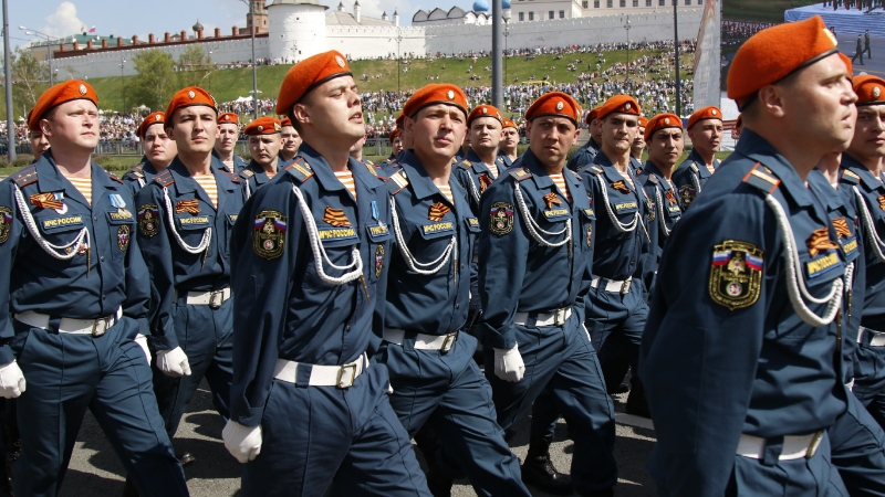 Мчс казань. Парад Победы Казань МЧС. Парад войска гражданской обороны. Парад 9 мая МЧС форма Казань. Форма МЧС Татарстана.