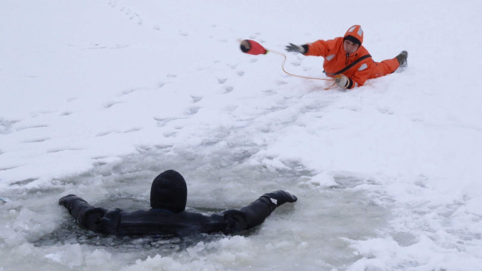 Спасение лазарева. Человек провалился под лед. МЧС спасает людей провалившихся под лед. Спасение провалившегося под лед.